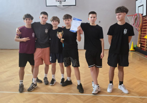 Uczniowie biorący udział w turnieju