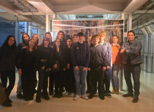 Uczniowie z nauczycielami podczas konferencji