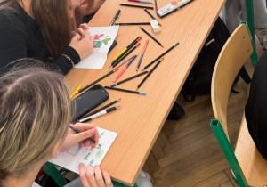 Uczennice wypełniające kartki