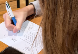 Uczennica wypełniająca kartkę