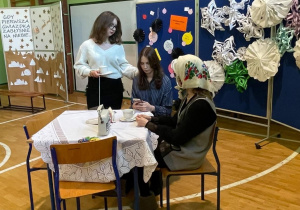 Uczennice biorące udział w przedstawieniu