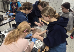 Uczniowie dekorujący pierniki