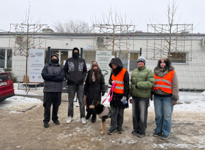 Zdjęcie naszych uczniów z pieskiem przed schroniskiem dla zwierząt