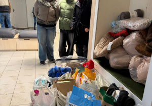 Uczennice w schronisku przekazujące dary