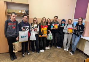 Uczniowie w szkole przekazujący dary