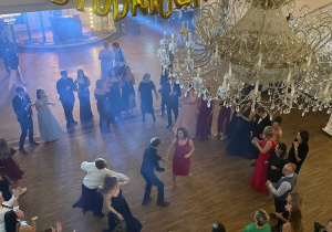 Uczniowie bawiący się na studniówce