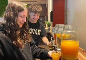 Uczniowie podczas przerwy