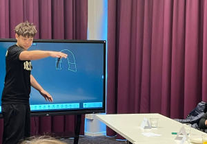 Uczniowie podczas zabawy kalambury