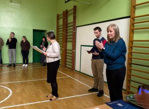 Pani Wicedyrektor przemawiająca na apelu