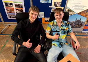 Uczniowie siedzący na fotelach