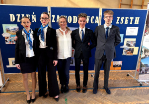 Uczniowie 1ATP z wychowawczynią