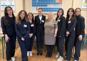 Uczennice klas hotelarskich z Panią Izabelą Duszyńską