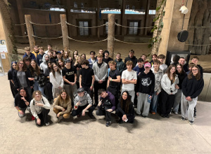 Uczniowie i nauczyciele na wycieczce