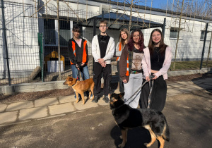 Uczniowie wyprowadzający psy