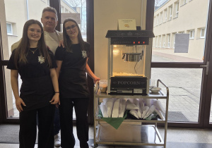 Uczennice z Panem Krzysztofem Brodziakiem