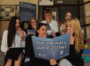 uczniowie na schodach