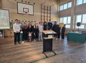 Uczniowie biorący udział w przedstawieniu