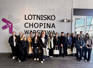 Uczniowie z opiekunami na lotnisku Chopina