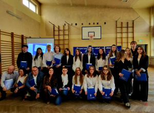Uczniowie i nauczyciele podczas uroczystego podsumowania projektu Erasmus+ „Europejski staż drogą do sukcesu