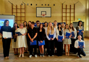 Nauczyciele i Uczniowie podczas uroczystego podsumowania projektu Erasmus+ „Europejski staż drogą do sukcesu