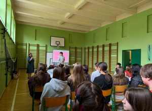 Uczniowie przebywający na spotkaniu z ambasadorem