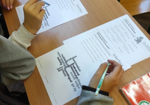 Uczniowie w trakcie rozwiązywania zadań