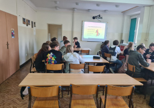 Uczniowie w trakcie rozwiązywania zadań konkursowych