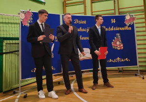 Uczestnicy szkolnej uroczystości związanej ze ślubowaniem klas pierwszych