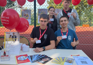 uczestnicy wydarzenia sportowo-rekreacyjnego „Aktywny Orlik”, zorganizowanego 3 października