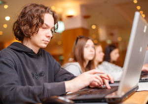 uczniowie pracują przy komputerach