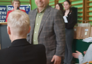 Gość promujący klasę patronacką.