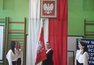 Piatoklasiści ostatni raz przed sztandarem szkoły..