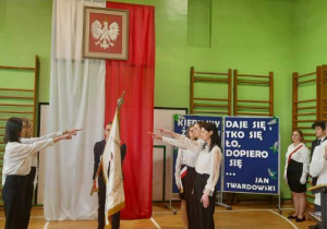 Uroczyste przyrzeczenie na sztandar szkoły.