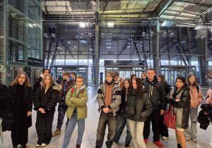 Grupa młodzieży Innowacji pedagogicznej przed punktem check-in.