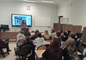 Uczniowie oglądają prezentację multimedialną o atrakcjach turystycznych regionu łódzkiego